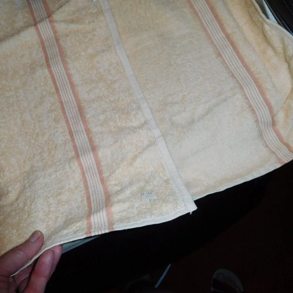 NOS CREAMY YELLOW SOLID BOARDEr HAND TOWEL CANNON USA MADE MCM